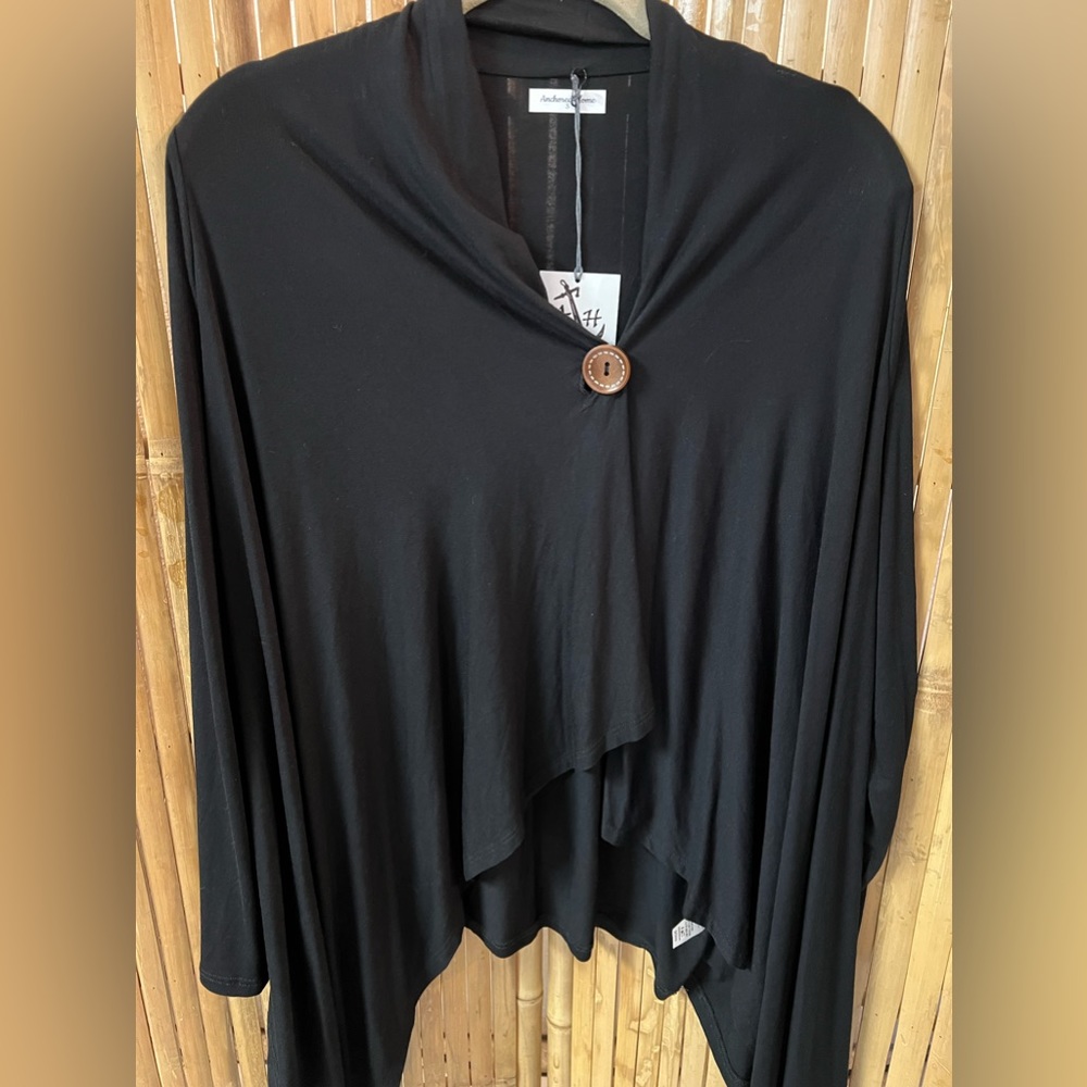 Anchored home coverup. Black/ with tag. Wood button
